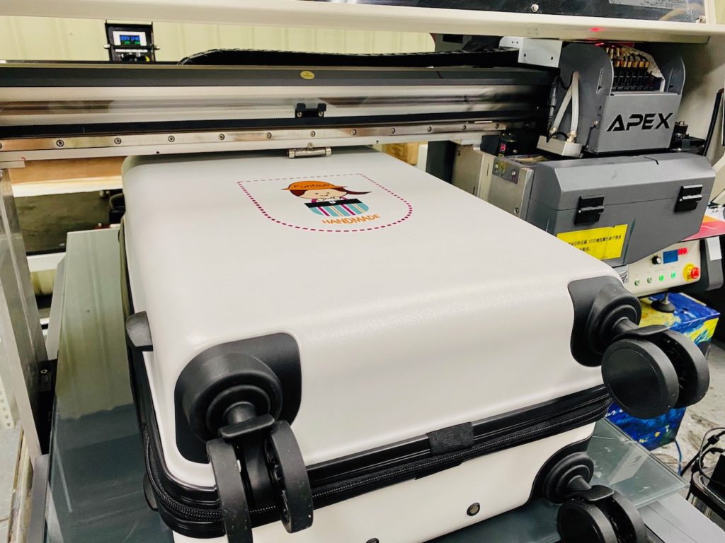 行李箱印刷完成-UV數位印刷機